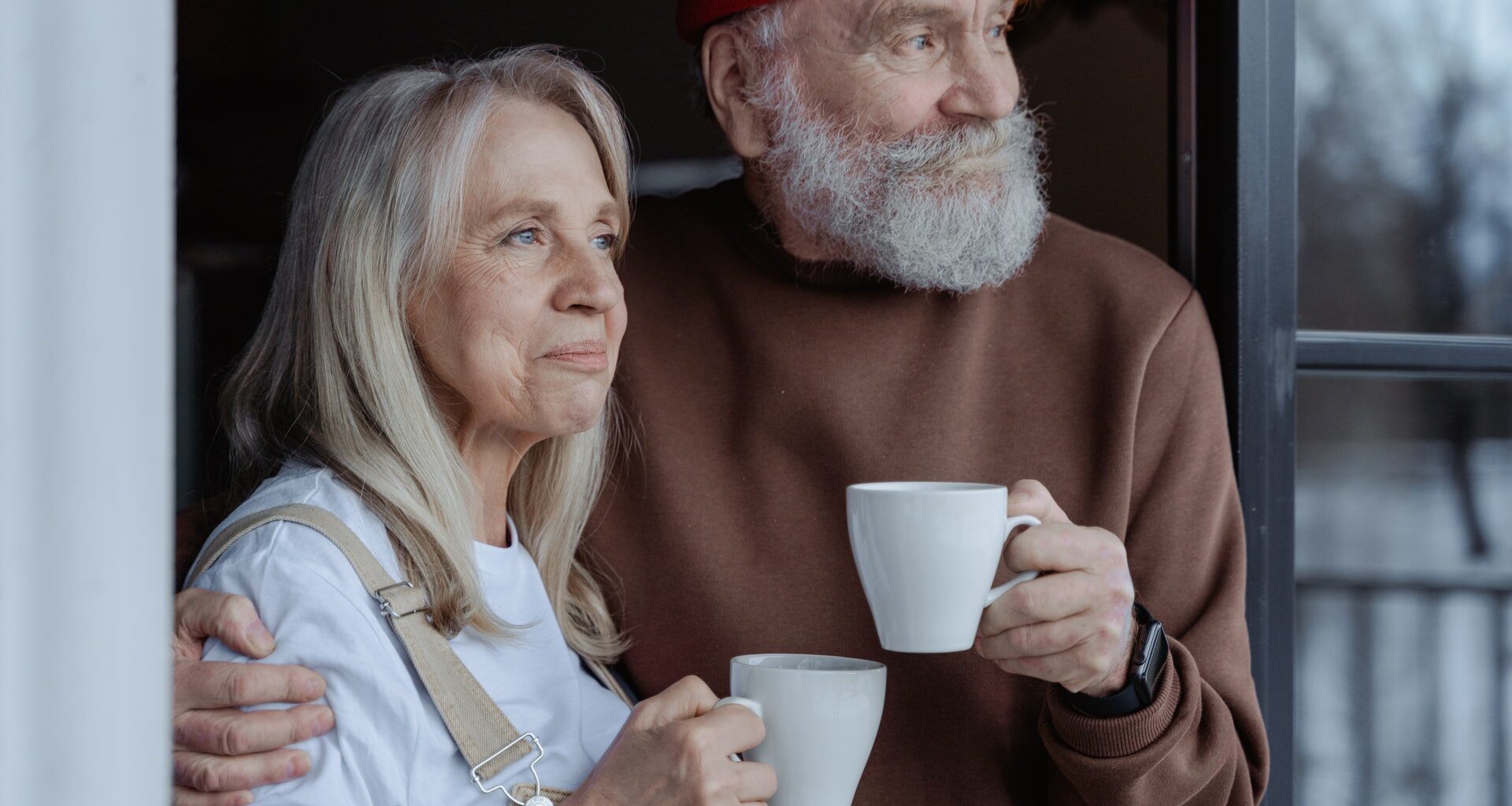 Abuelos no deben cuidar nietos. Foto de MART PRODUCTION en Pexels