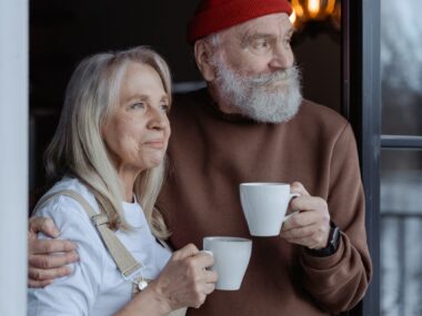 Abuelos no deben cuidar nietos. Foto de MART PRODUCTION en Pexels