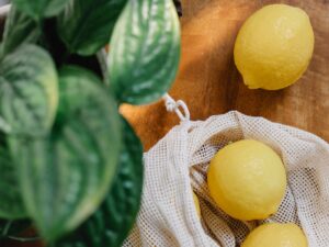 Cómo limpiar energías con limón.Foto de Sarah Chai en Pexels