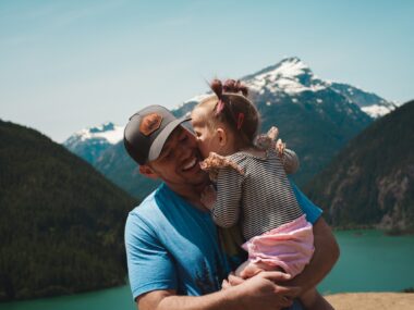 A mi querido esposo, amo verte criar a nuestros hijos. Foto Pexels