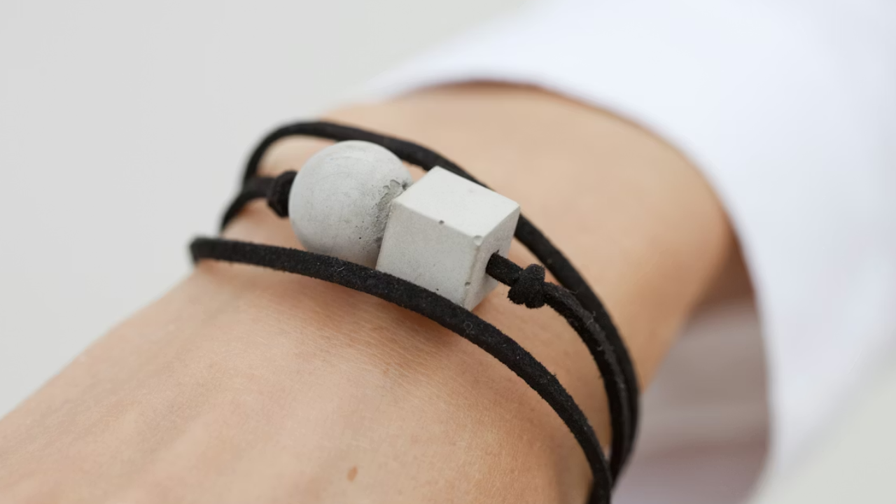 Qué significa usar una pulsera negra.